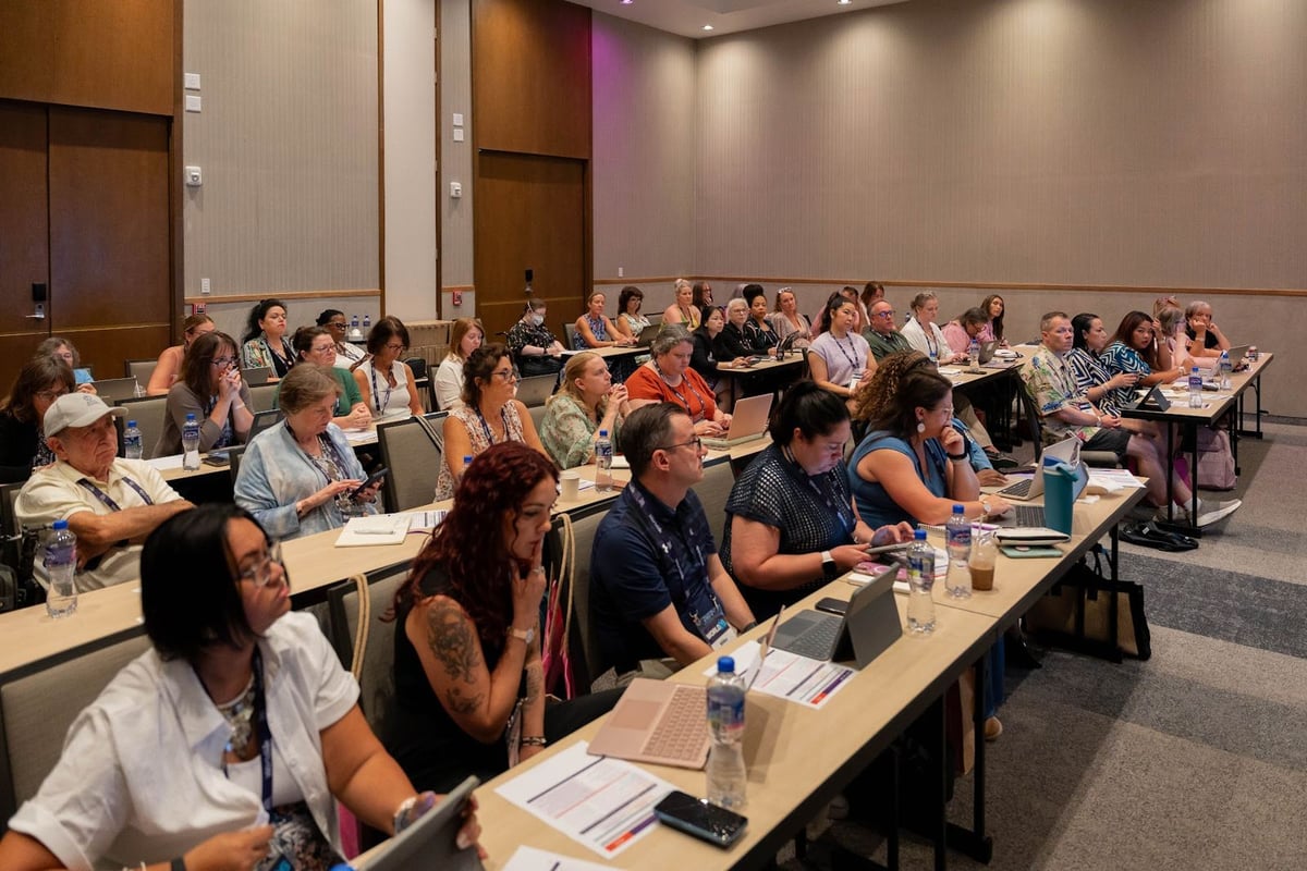Full classroom of travel advisors in an education session at WORLD26