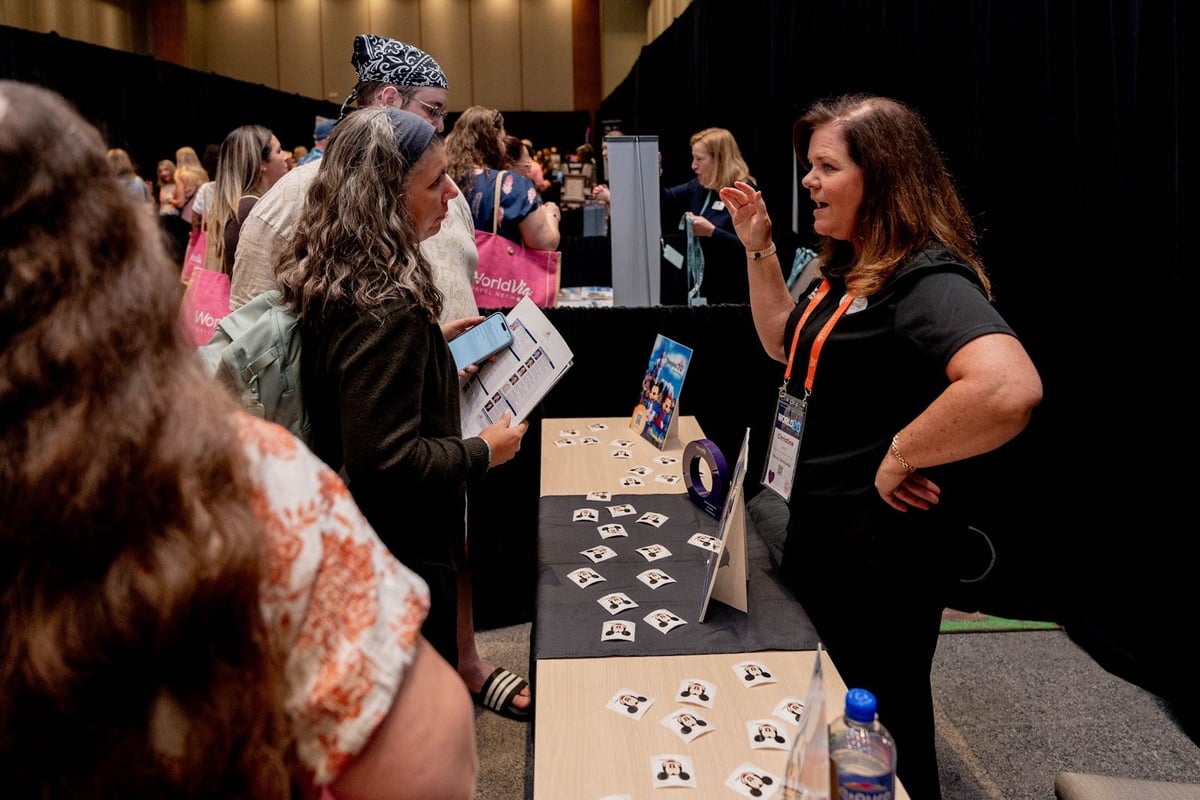 Advisors meeting supplier partners on the WORLD26 expo floor